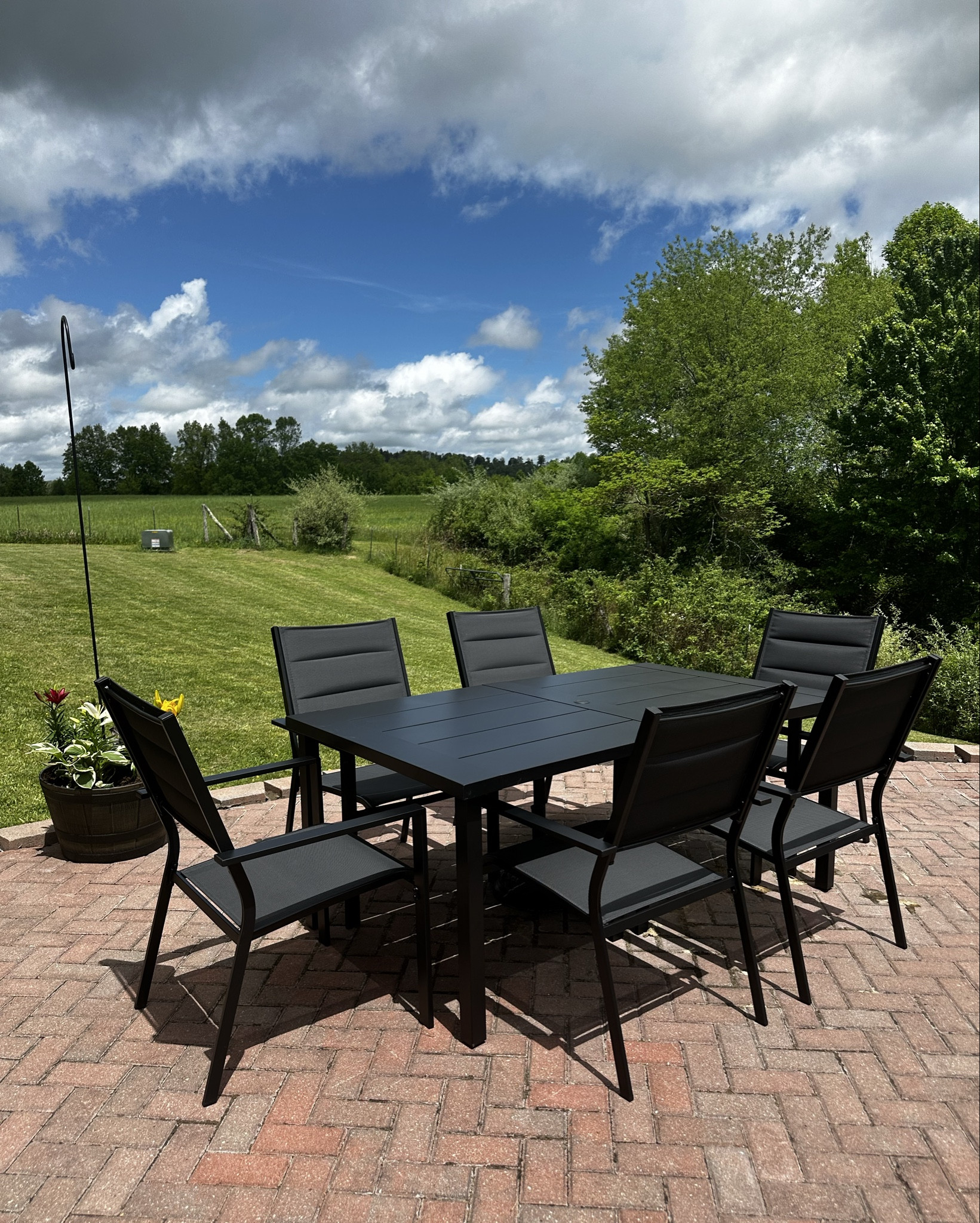 This outdoor patio dining set is under $400 and looks amazing!!! 
