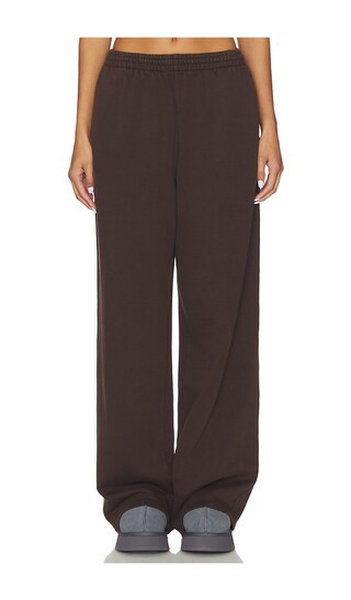 SKIMS Boyfriend Fleece Sweatpant in Chocolate. - size S | Revolve Clothing (Global)