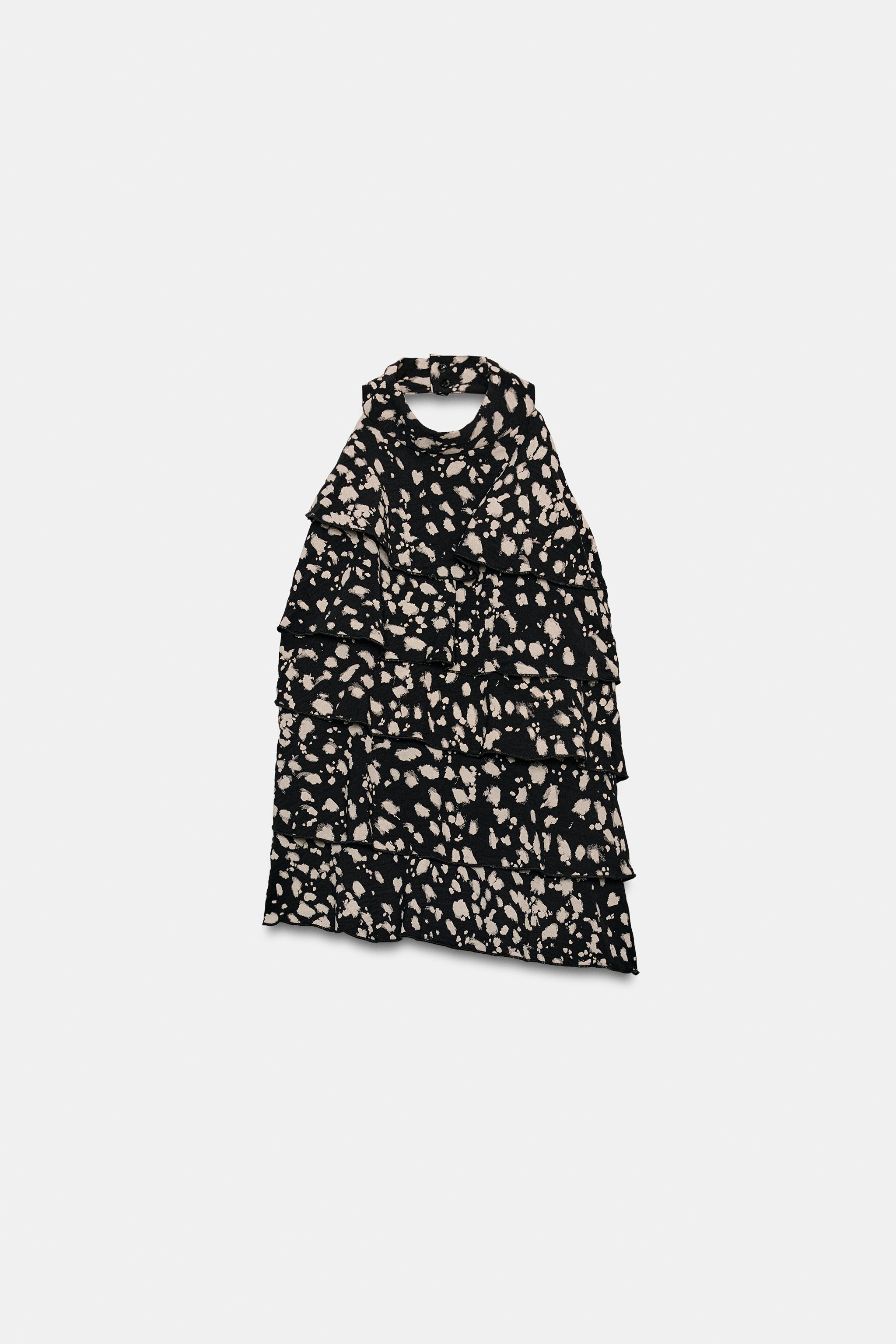 Halter neck top with an open back. Straight hem. Features a tied detail and button fastening at t... | Zara DE