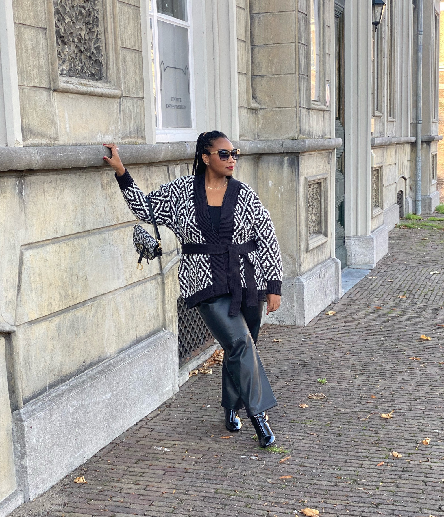 Black and whit outfit, vest, fall outfit, autumn outfit, plus-size, black boots, Dior bag, big sunglasses , versace, 

#LTKitbag #LTKcurves #LTKstyletip