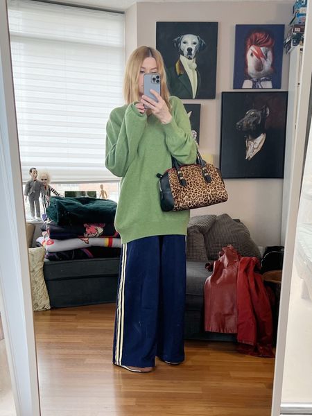 Remember the rhyme blue and green should never be seen? Fashion has had some weird rules. 
Vintage cashmere sweater, and a consignment find bag.
•
#springlook  #torontostylist #StyleOver40 #vintagecashmere #SL72 #retroadidas  #fashionstylist #FashionOver40  #MumStyle #genX #genXStyle #shopSecondhand #genXInfluencer #genXblogger #Over40Style #40PlusStyle #Stylish40


#LTKstyletip #LTKover40 #LTKfindsunder100