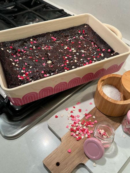 Fudge brownies for Valentine’s Day 💌 love this baking dish