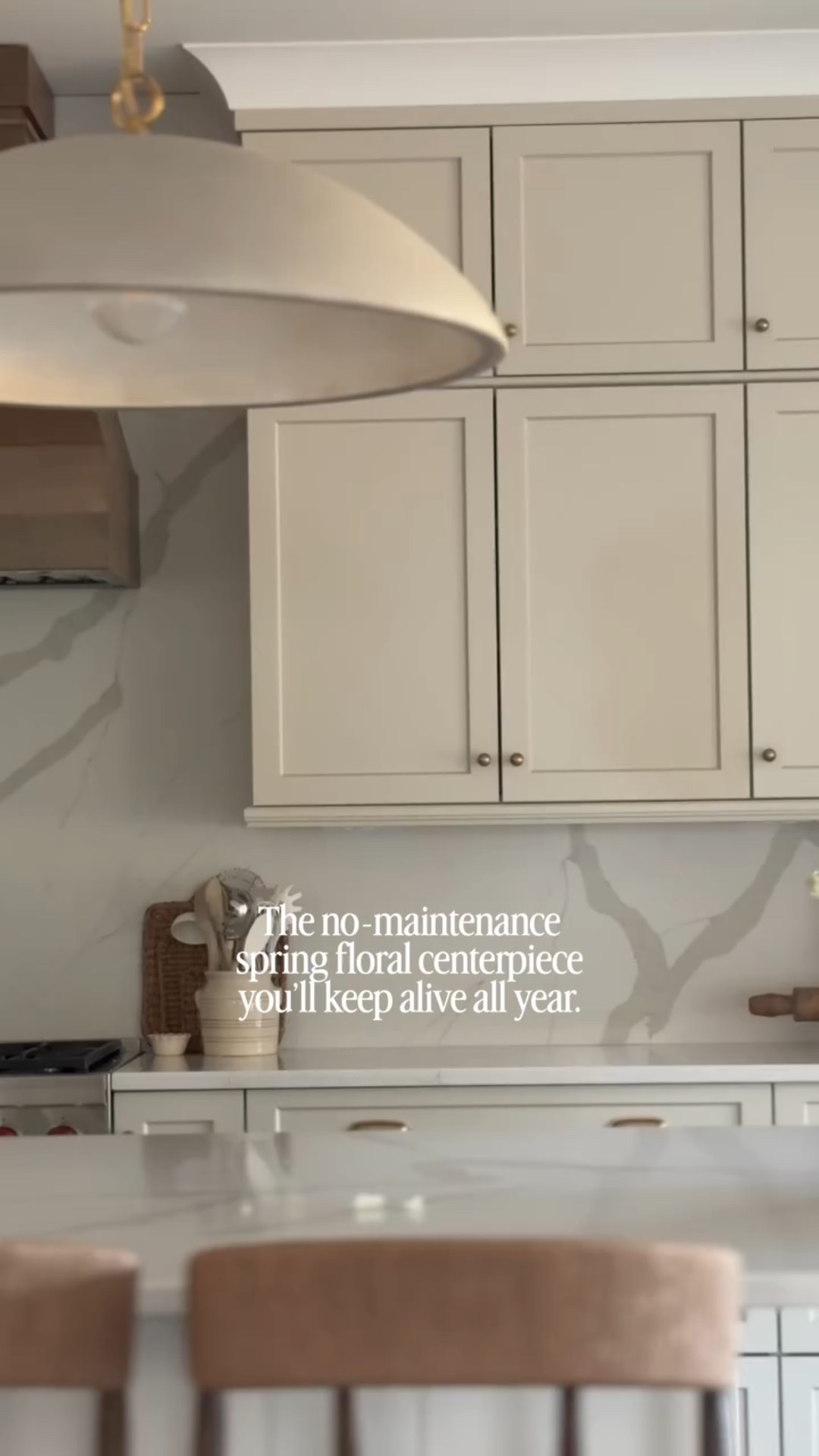 Girl math is realizing a bigger investment in faux flowers that last you forever vs buying real flowers is actually making you money in the long run ;) 

Comment shop for the link to this full floral arrangement using all faux stems! 

 #afloral #homedecor #interiordesign #homestyling #springflorals