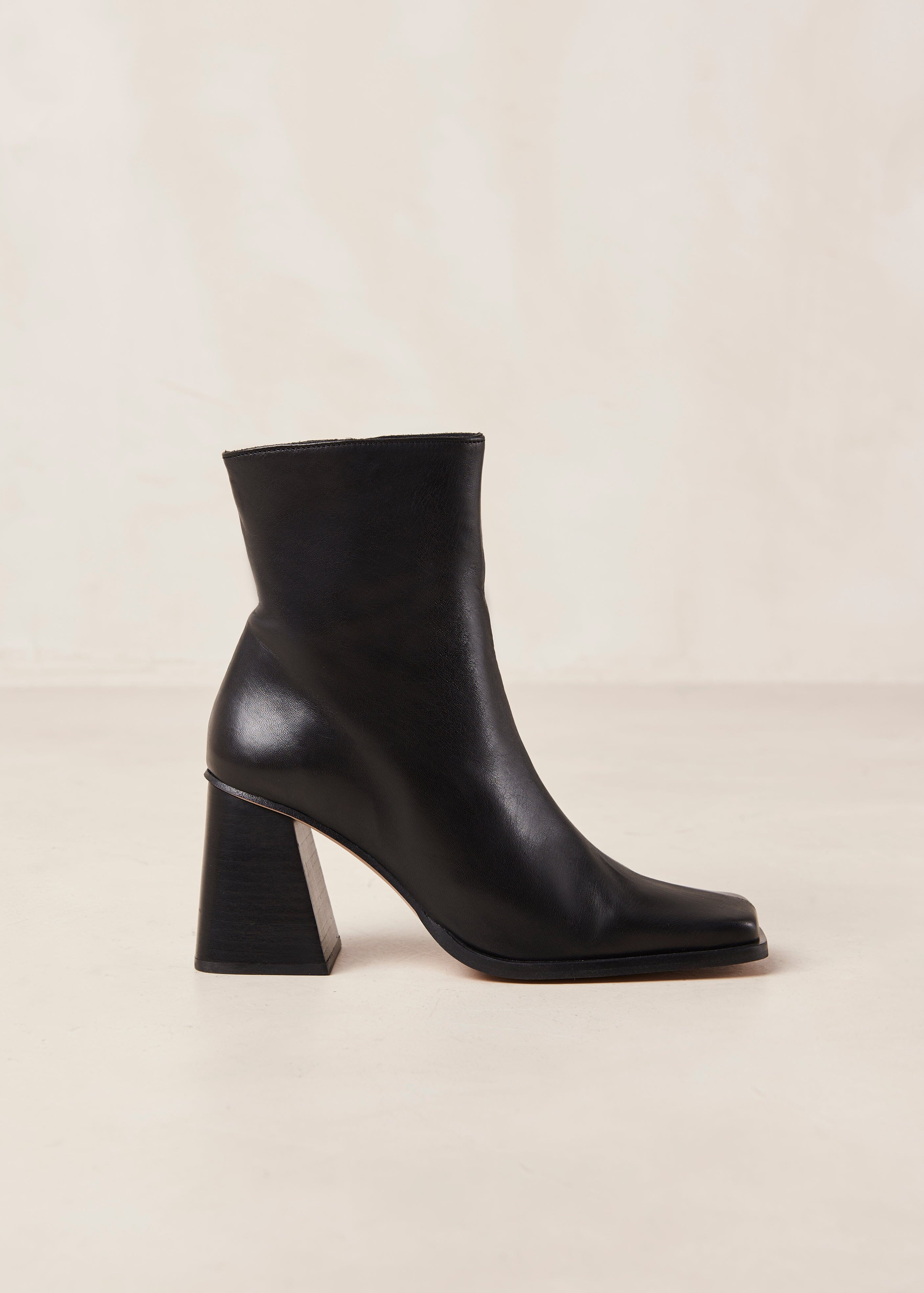 South - Black Leather Boots | ALOHAS | Alohas FR