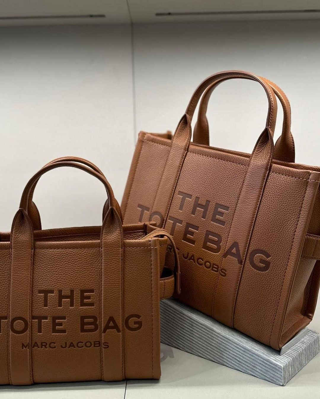 Marc Jacobs
The Leather Small Tote bag

A stylish choice for everyday wear is this The Tote Bag from Marc Jacobs. 

Scroll for more xoxo 

 

#LTKWorkwear #LTKSwim #LTKItBag