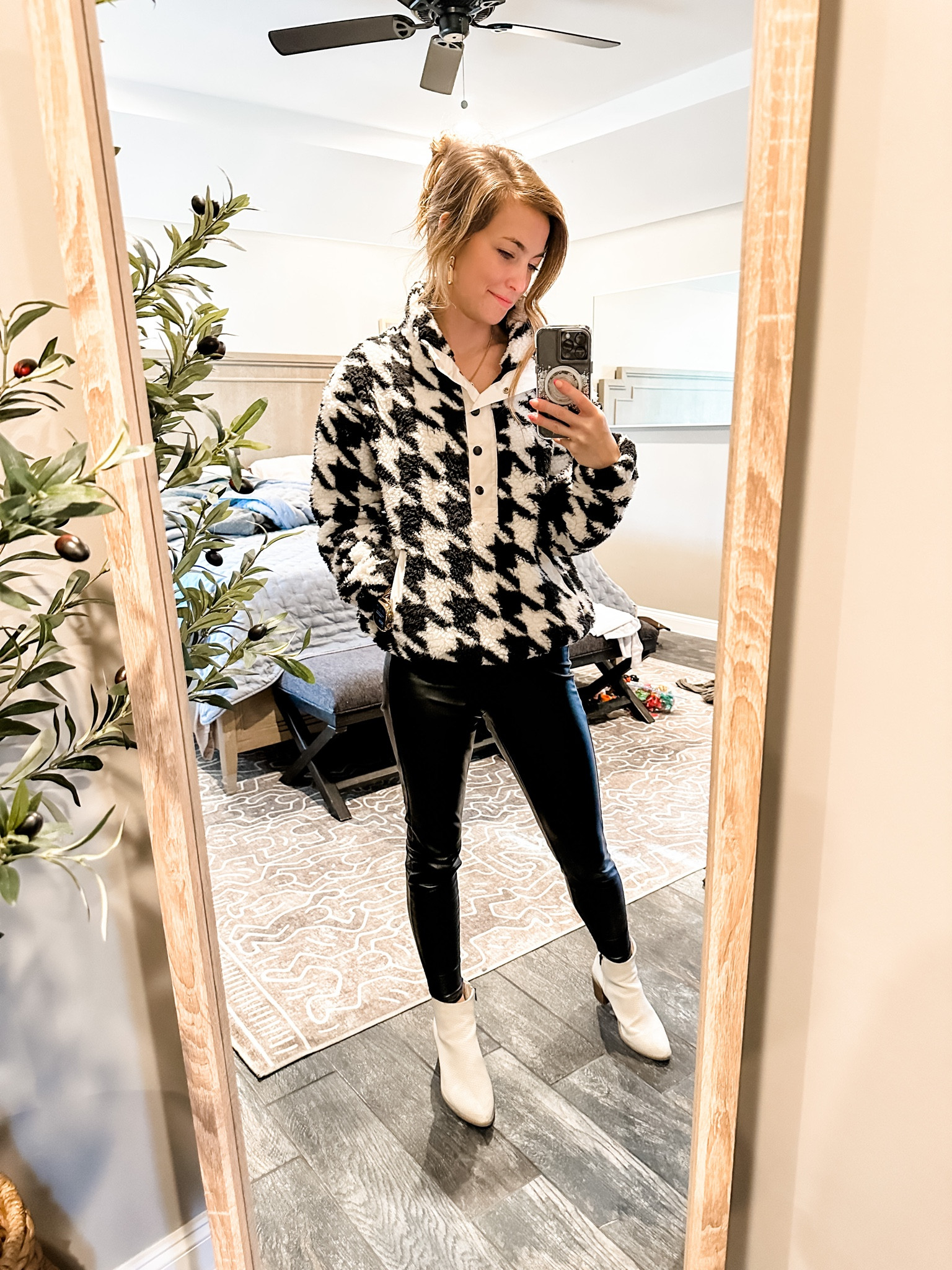 The texas weather dropped to freezing last night! 
Always have to have a good Sherpa pullover for these days 🙂

Wearing a XS in houndstooth Sherpa hoodie

AN EXTRA 60% sale right now on this hoodie!!


#LTKstyletip #LTKfit #LTKsalealert
