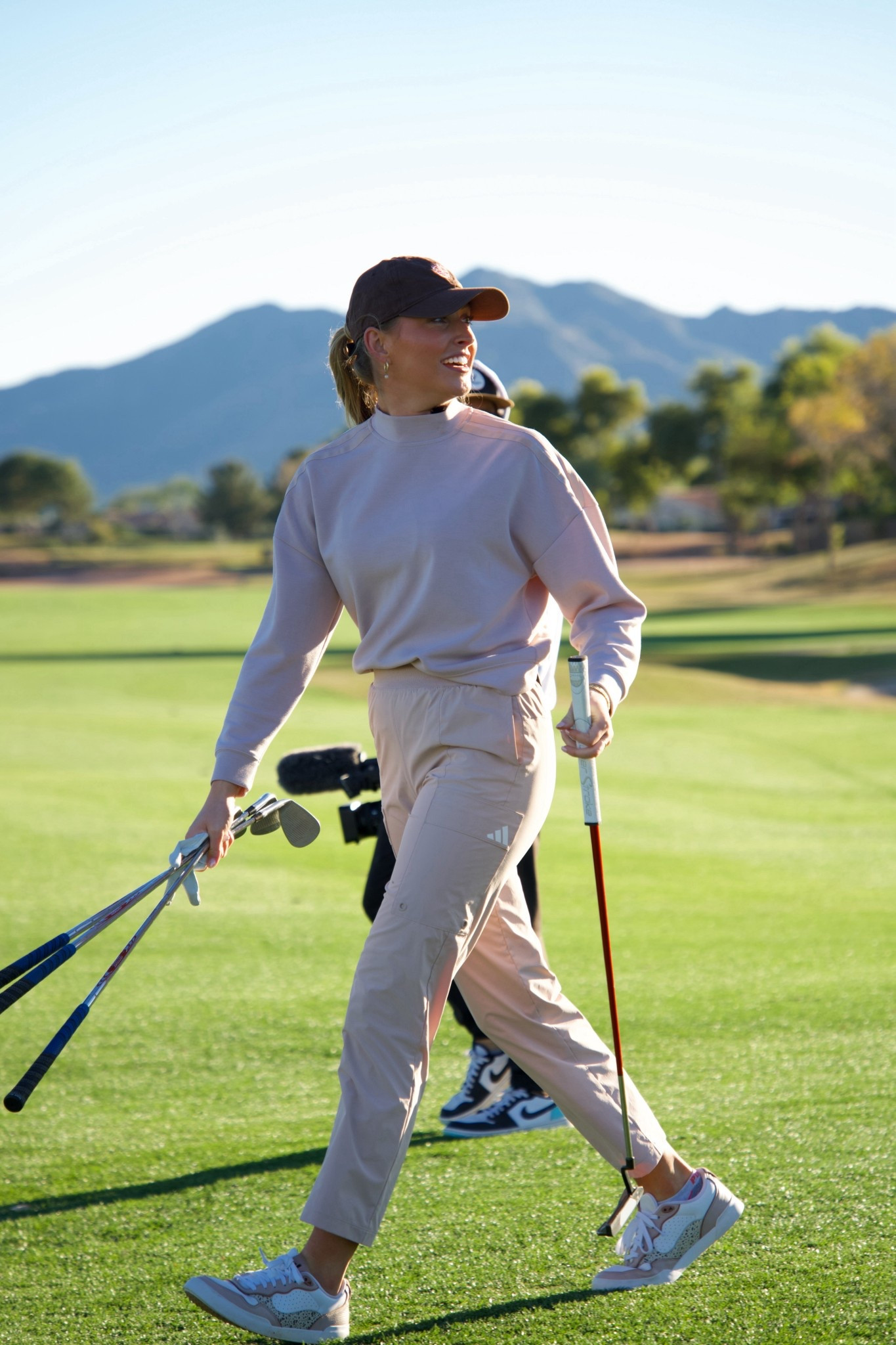 Top: small
Pants: XS (size down 1 if you want a tighter fit, more flattering fit)

#LTKU