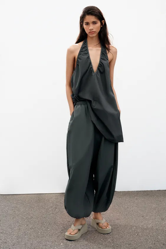 Mid-rise pants with elastic waistband. Hidden side seam pockets. Elastic cuffs. | Zara US