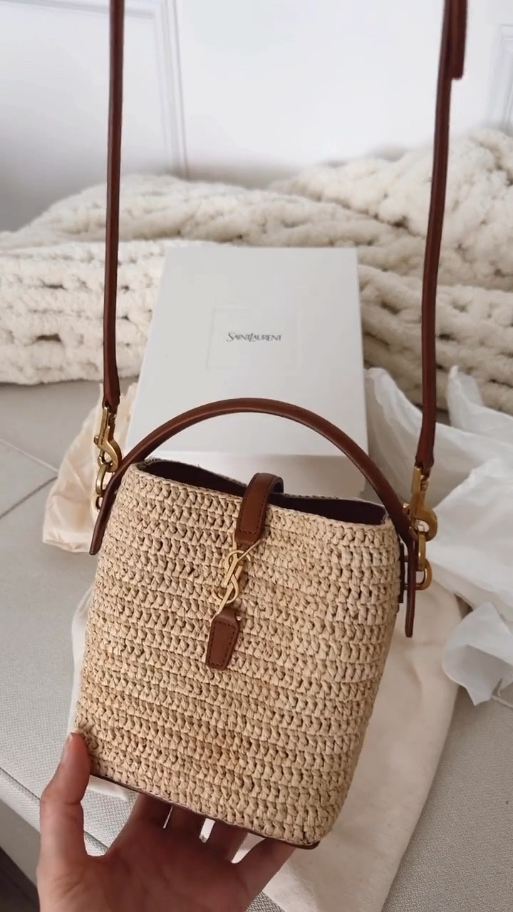 Unboxing my newest spring/summer bag! I’m loving this bag, it’s so pretty and perfect for the next seasons that are coming 


#LTKSeasonal #LTKU #LTKootd