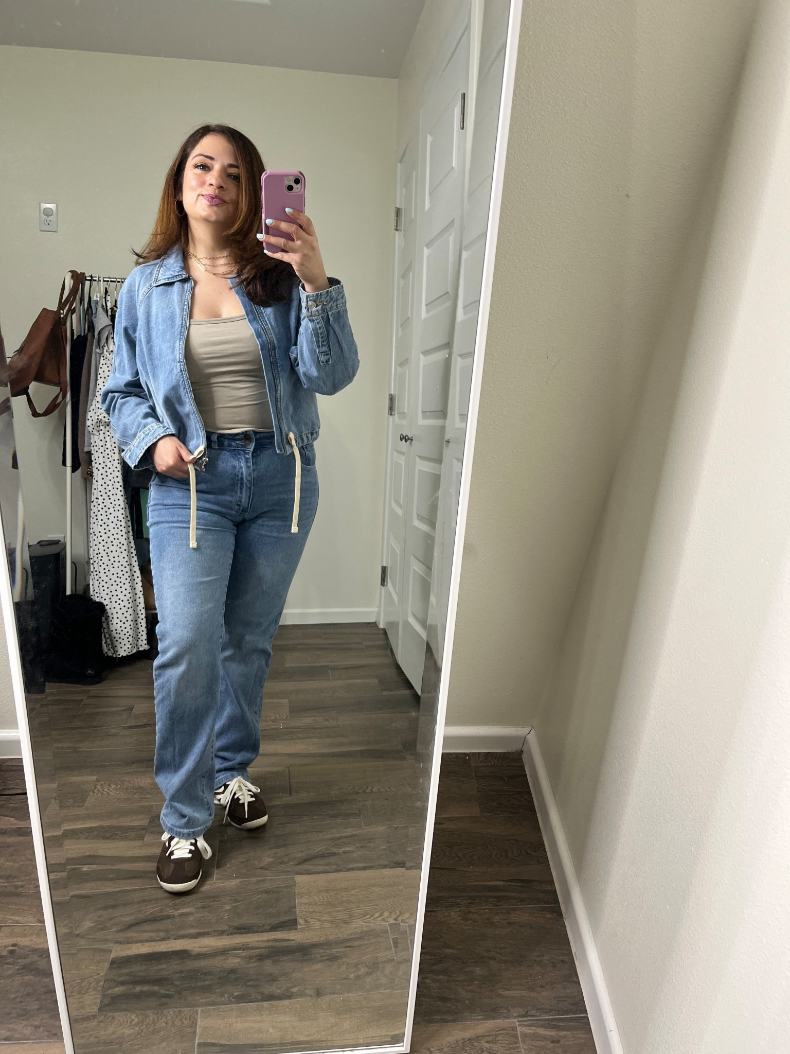 Walmart finds 

Bomber  drmim jacket size medium it’s absolutely the cutest denim jacket I’ve had 
Basic tank top size medium 
Brown tenni shoes size 7 



#LTKPetite