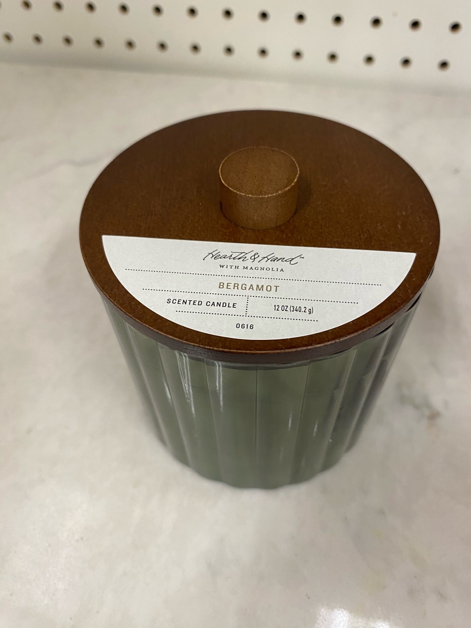 Bergamot Scented Candle  | Warm Floral Home Fragrance

Bring a warm, inviting atmosphere to your home with the Magnolia Pampas Scented Candle. This candle offers a soft floral fragrance with a stylish glass jar and wooden lid, perfect for home décor or gifting.