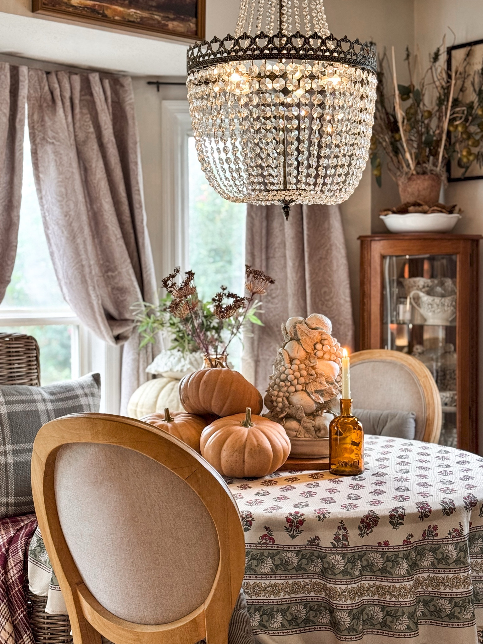 Cozying up the dining table for fall with my latest find—a beautiful fruit topiary to add to my collection 🍐🍊! Paired with some cozy orange pumpkins, my favorite blockprint tablecloth, and the prettiest faux fall florals, this space is ready for all the autumn vibes 🍂✨. Who else loves adding layers of warmth to their home this season? 