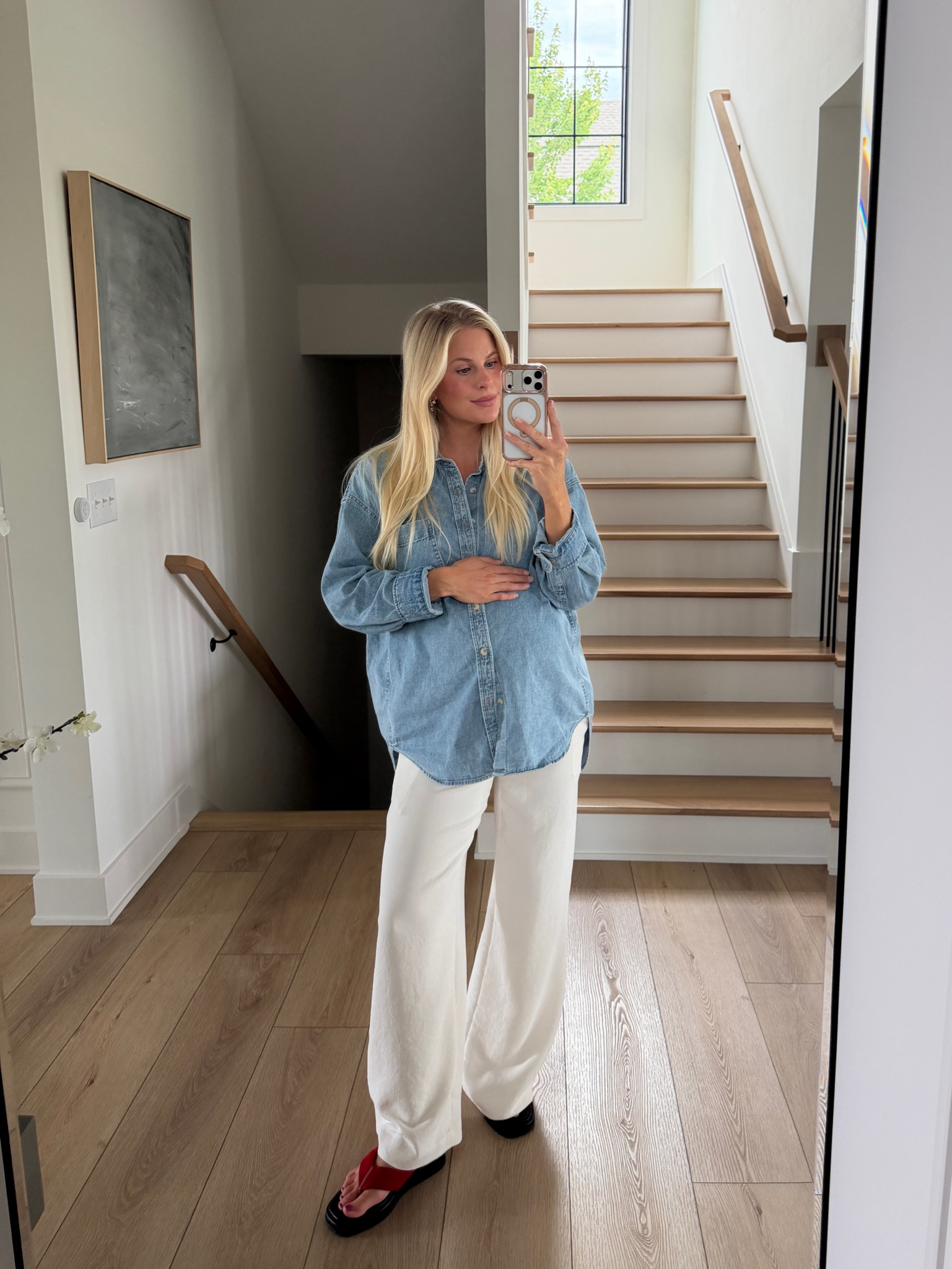 Size medium in shirt (7yrs pctr ths Bleu). Size small in pants (light birch)…. still wearing pre- pregnancy size in both! I would recommend sizing up in pants for pregnancy. I had already sized up in top pre pregnancy because I like an oversized fit 