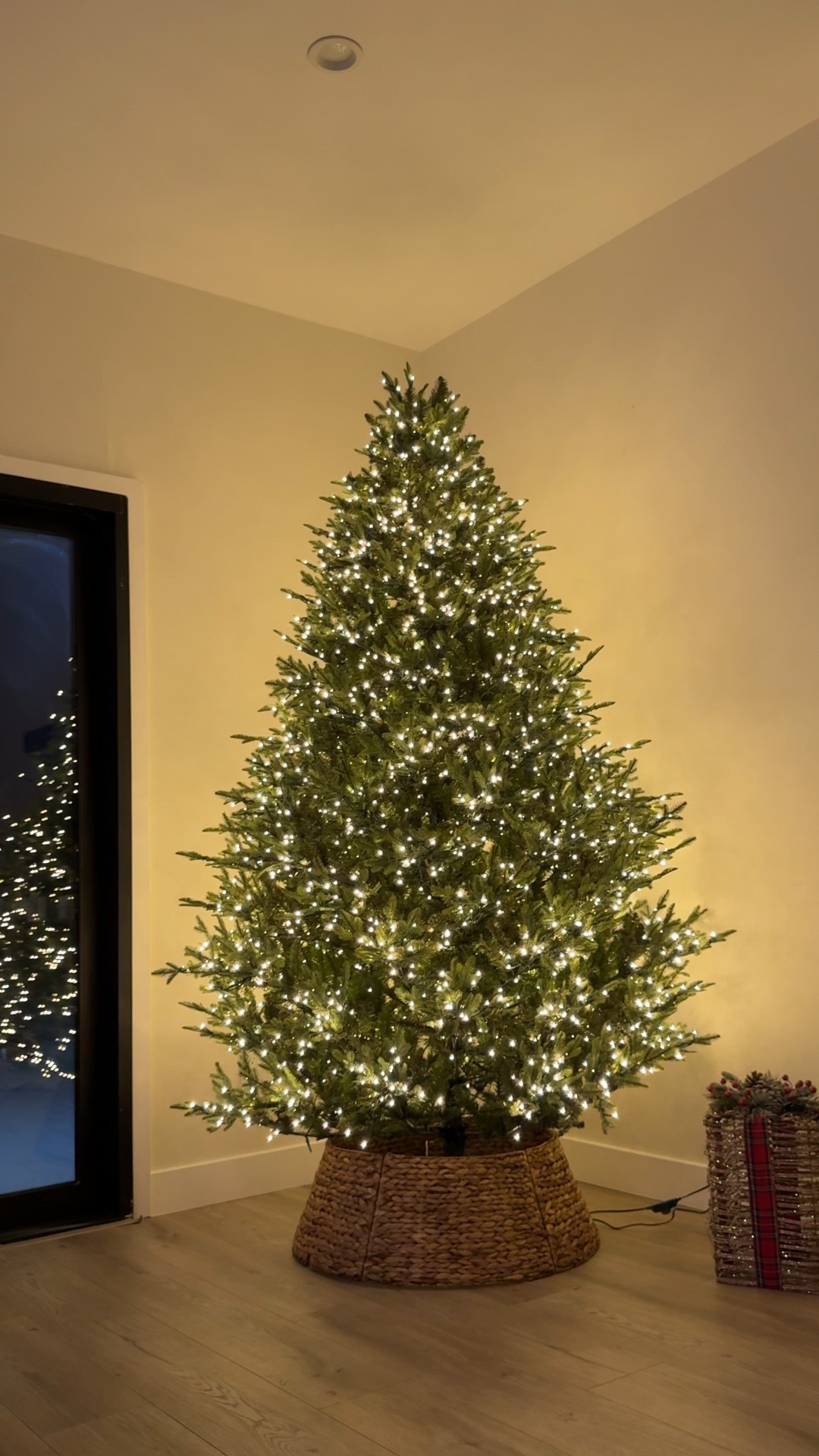 Obsessed with my Christmas tree this year 😍 worth every penny ✨

#LTKHome #LTKSeasonal #LTKHoliday