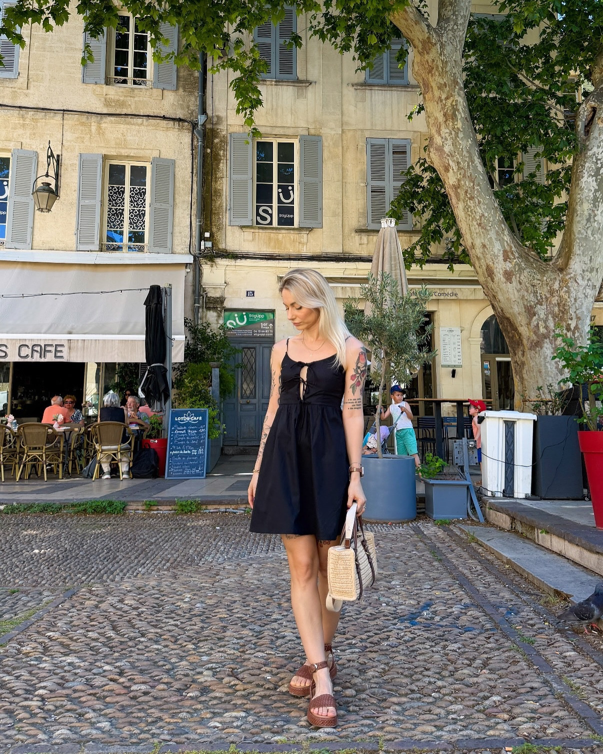 Ma quanto sei bella Provenza e che caldo 🫠 Non mi aspettavo 30 gradi quindi ieri sono entrata da H&M e ho preso al volo questo abitino con fiocchi! Vi piace? 🫶🏻 Come sempre il link ve lo lascio nelle storie “H&M” 😊 #petite #petiteoutfit #h&m #dress #estate #ltkpetite 

#LTKpetite #LTKsummer #LTKitalia