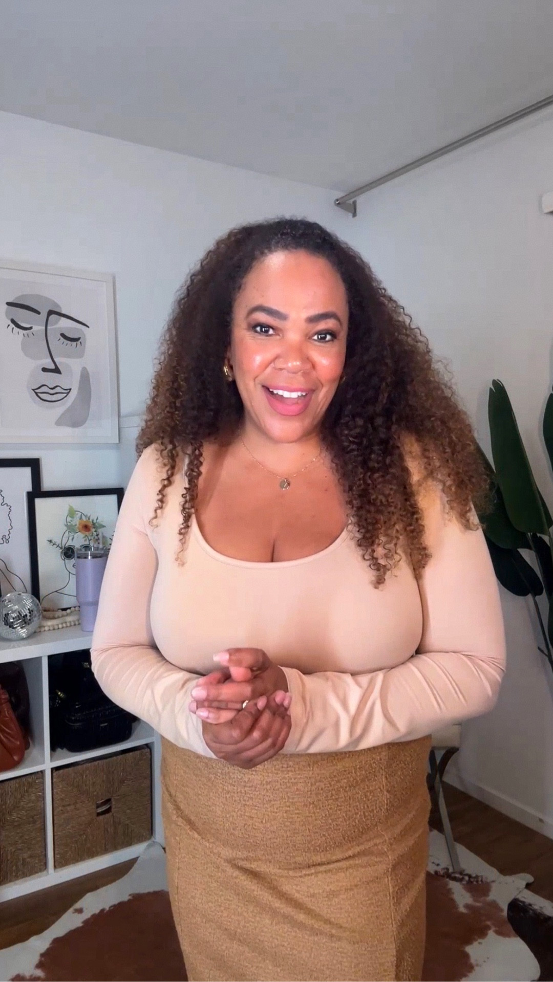 Ok loving this tweed texture pencil skirt with lots of stretch! I got an xl. This is from shopping livestream on Amazon Live 🎥. 