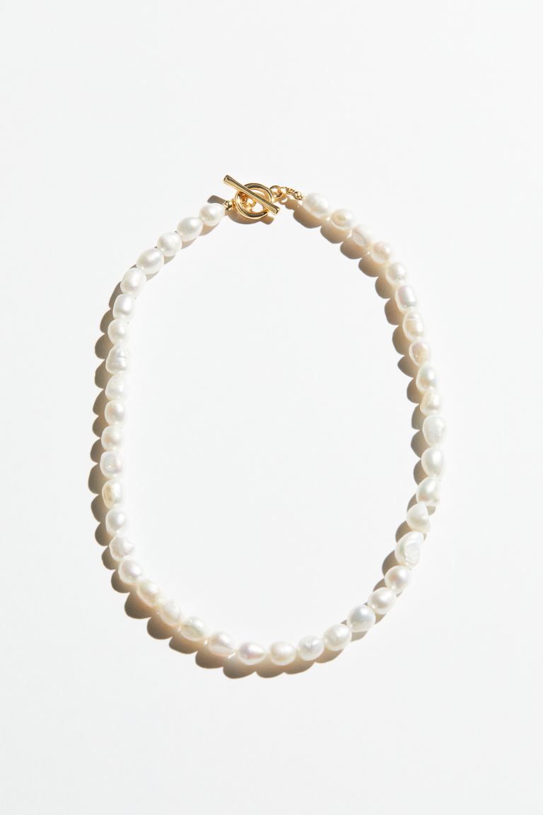 Gold-plated pearl necklace | H&M (UK, MY, IN, SG, PH, TW, HK)