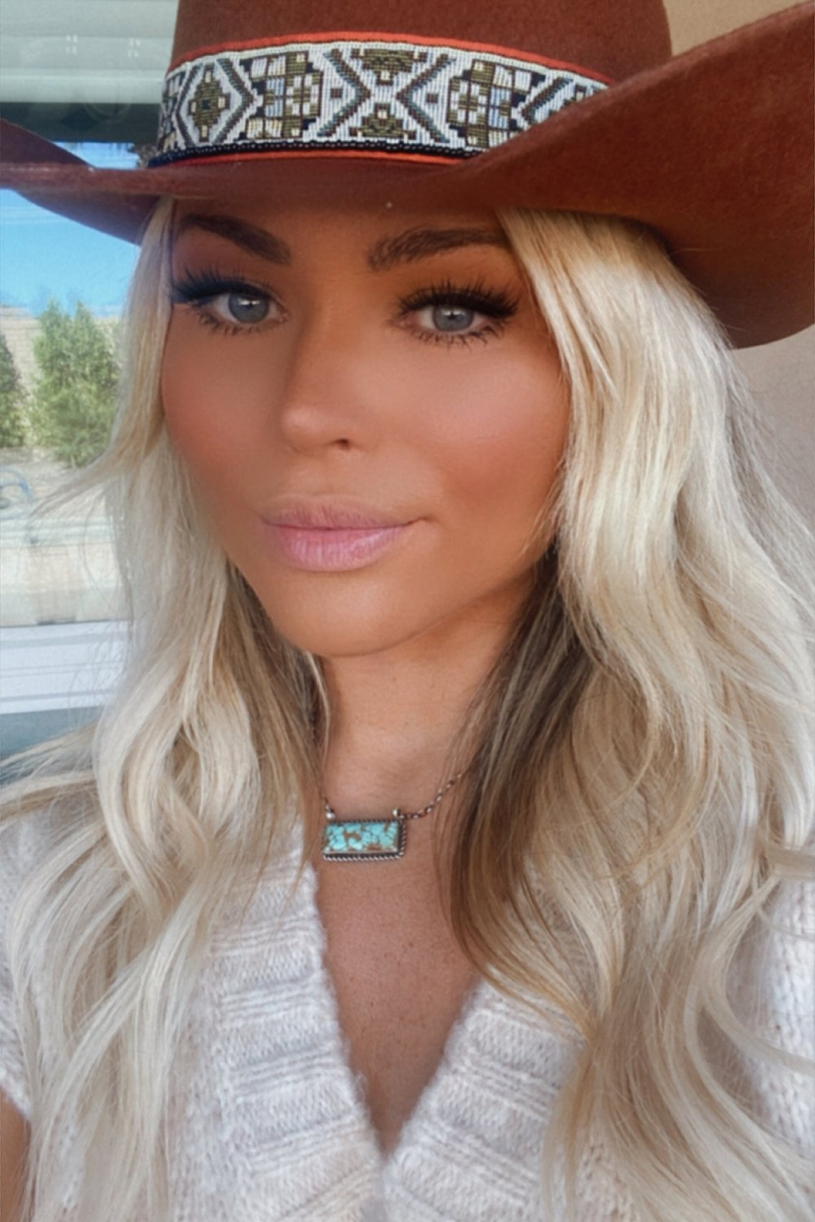 Sweater: Small

Fall style, turquoise jewelry, western hat styling