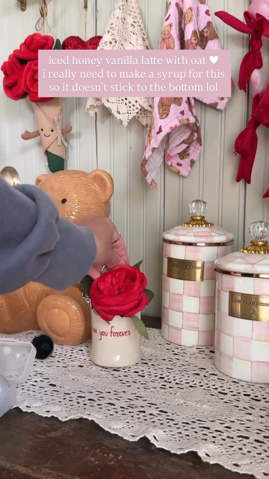 iced honey vanilla latte with oat ♥
i really need to make a syrup for this so it doesn’t stick to the bottom lol