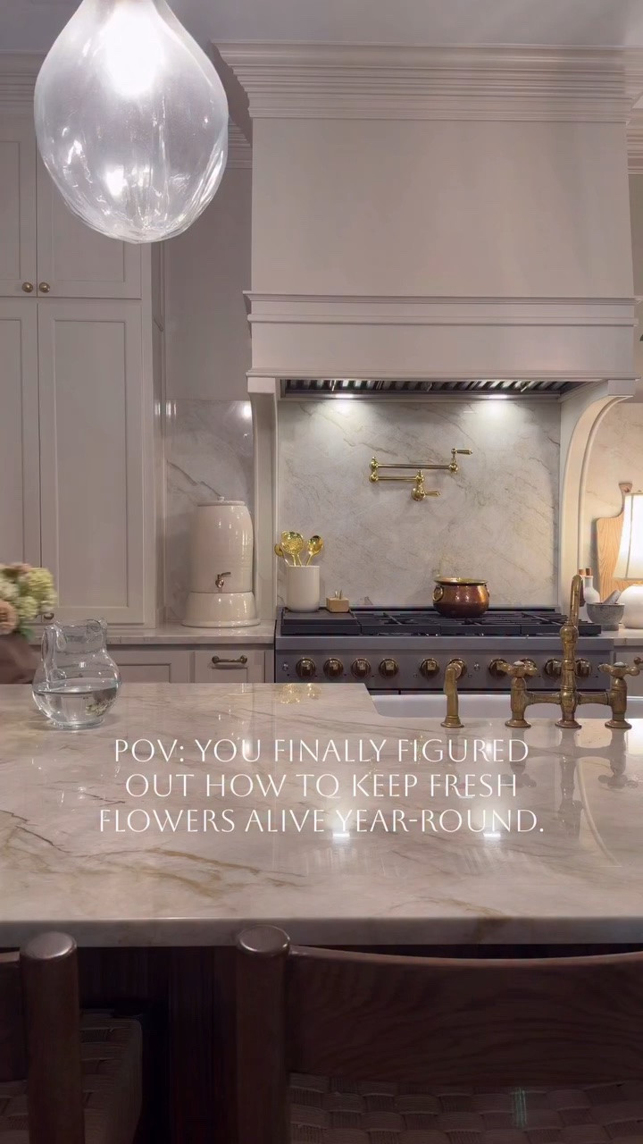 Another beautiful bouquet added to my collection that’ll still look this good in 10 years. 

Comment SHOP for a link