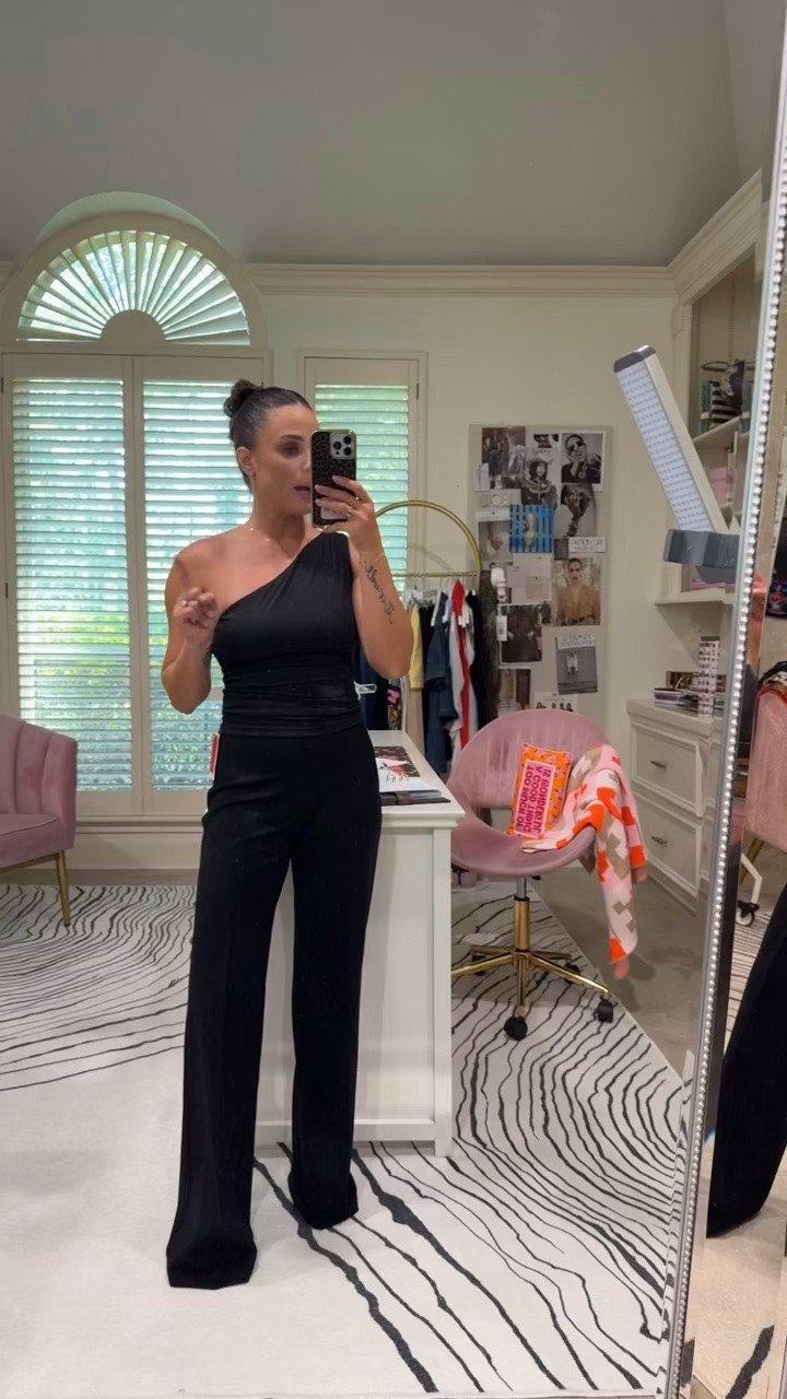 Wide leg will always do more for you than skinny ever did — and this one's proof. Cotton linen, buttery, actually breathable (shocking, I know, for a pant this chic). Was $158, now $99, final sale, so this is not a 'let me think about it' situation. I own it, I live in it, you're welcome. 

 