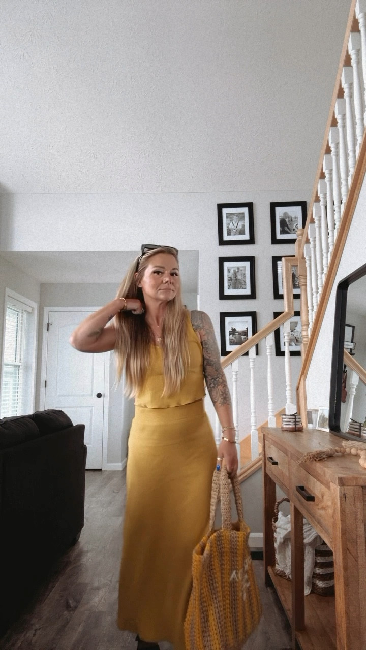 Friday fitty fit check 💛

For size reference I’m 5’ tall and 115 lbs
I’m wearing a XSmall in the set. Shoes are tts, sunnies are option 24097 all black, bag is 39cm size 