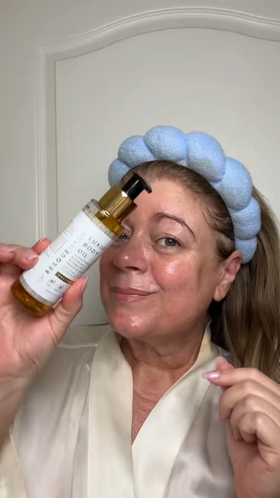 The @Besque Magic Luxury Body Oil melts into your skin and instantly gives you that silky, glass-skin glow without feeling greasy. Perfect for legs, arms, chest, and shoulders when you want that smooth, hydrated, expensive-looking skin.
Deep hydration
Radiant glow
100% Natural Vegan
Lightweight luxury feel
I've been using this and my skin looks healthy, luminous, and summer-ready.
@besque
#skin #bodyskincare #glowingskin #luxuryskincare #over40