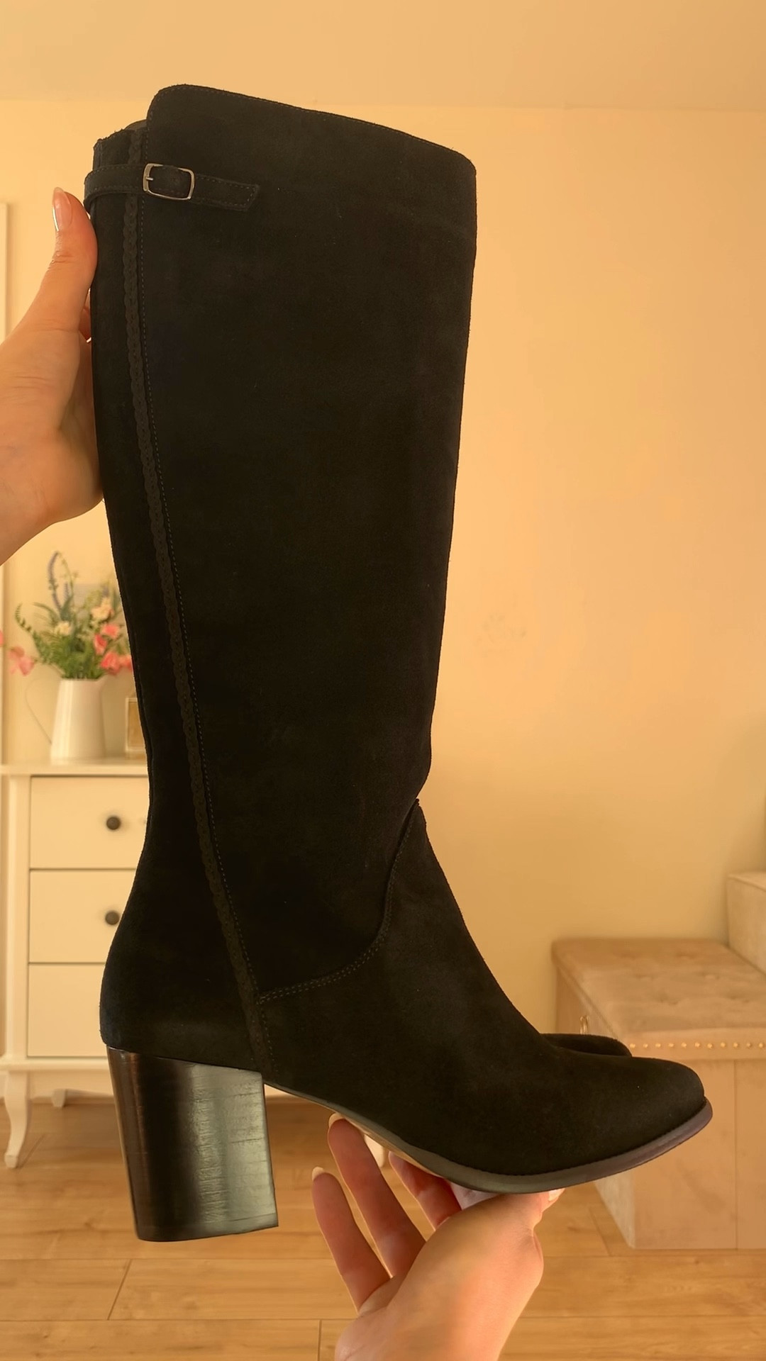Looove these black suede boots from DuoBoots 🖤 also available in tan 🍂🤎 

Handmade in Portugal from the highest quality leathers, DuoBoots are the only shoe brand in the world to offer an entire collection of calf-fit boots in eight calf sizes and nine shoe sizes 👢 I really love this as usually most boots I try on from other brands are way too loose on my calves. At DuoBoots you can choose your perfect calf size! ✨

Autumn fashion autumn shoes fall boots leather boots black boots heeled boots suede boots handmade boots sustainable fashion winter boots winter fashion 

#LTKshoecrush #LTKSeasonal #LTKVideo