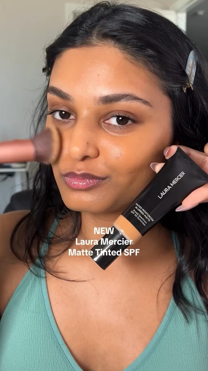 first impressions of @lauramercier Blurred Matte Tinted SPF 30 on dry skin, uneven skintone 
note: its actually sheer to light coverage

#browngirlmakeup #brownskinmakeup #makeupreview #beautyreview #tintedsunscreen #spf #beginnermakeup #browngirl #lauramercier #mineralsunscreen