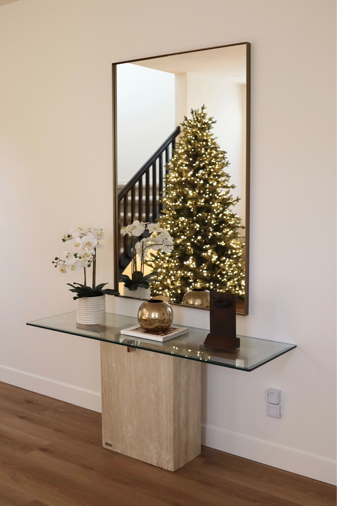 Travertine entryway console table!

The mirror is in size 55x36. It makes the best foyer statement piece, and a perfect selfie station!

Travertine table
Console table
Marble console table
Console table decor
Gold mirror
Console table entryway
Gold home decor
Neutral home decor
Extra large mirror


#LTKhome