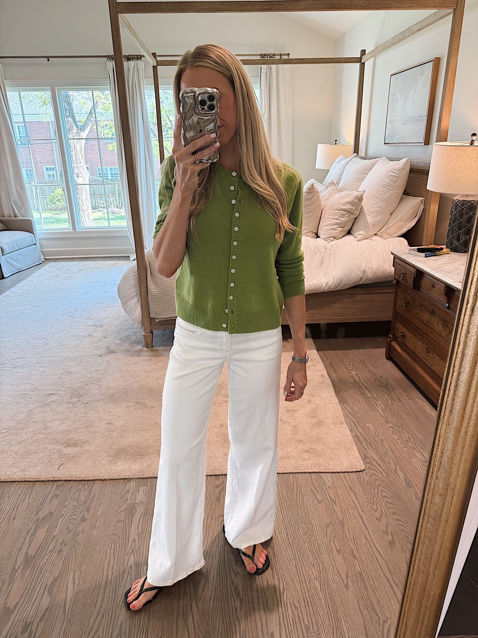 White jeans - 25
Green cardigan - small
 Lack flip flops 
Spring outfits 2026
