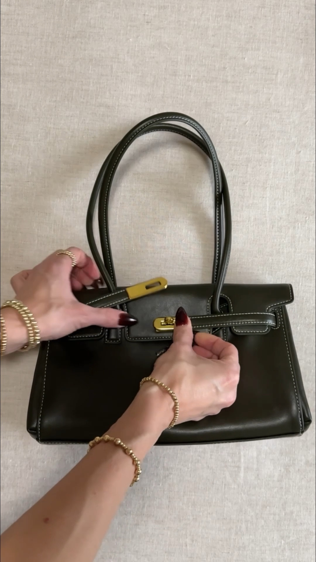 to be clear this is not a fake $30000 birkin bag.  it is clearly branded by jw pei.  it is 100 per cent inspired by the birkin etoupe 😌. but not everyone has 30 grand for a bag so it's ok 

#birkin #birkinetoupe #designerinspired