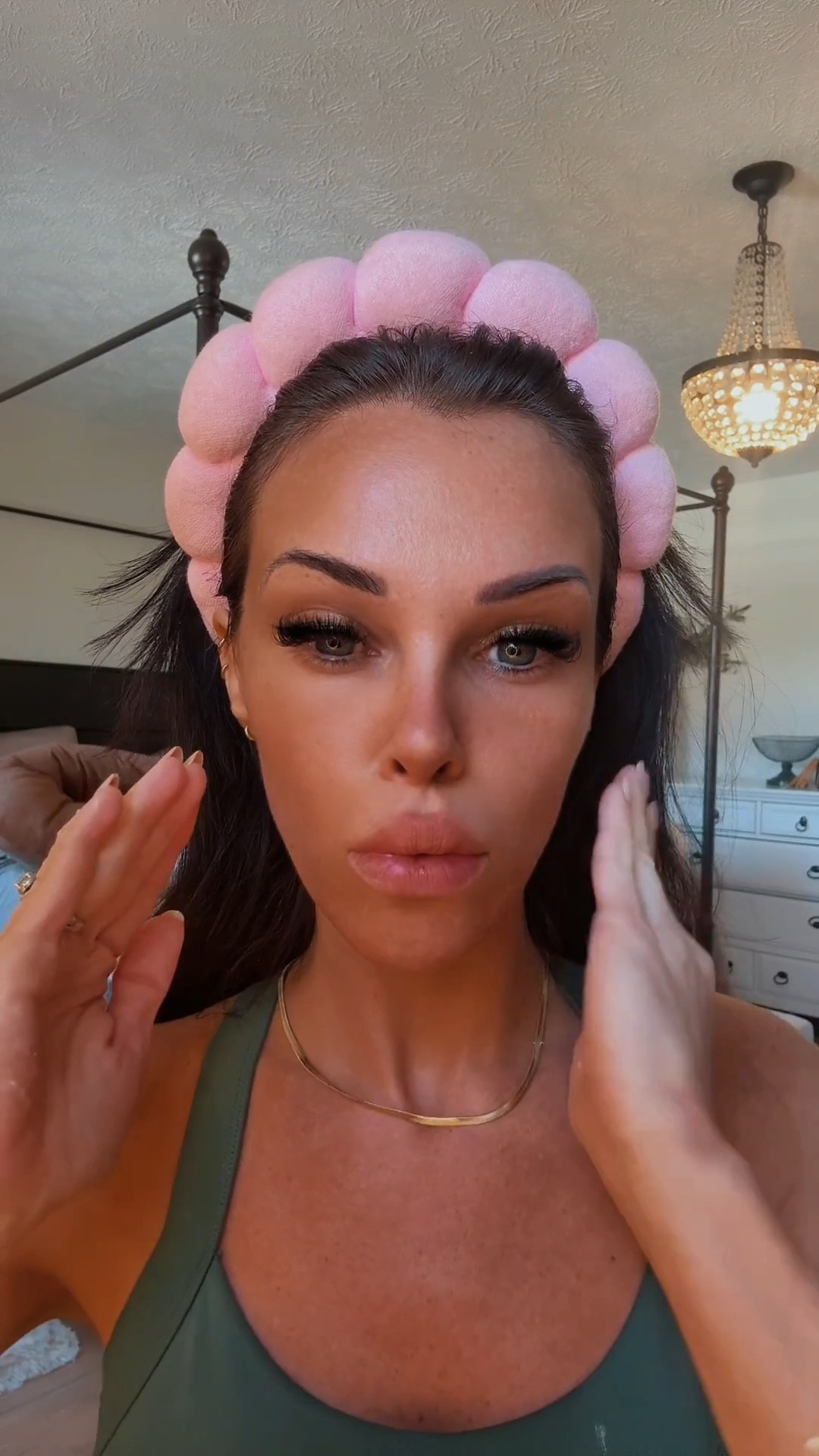 Instant depuff + glow ✨ This Clarins V-Facial mask tightens, lifts, and revives tired skin for that fresh-faced look.

#ltkskincare #clarins #ltkbeauty #ltktrending #glowingskin #skincarefinds #luxurybeauty #antiaging #tiktokfinds #selfcare

#LTKBeauty #LTKGiftGuide