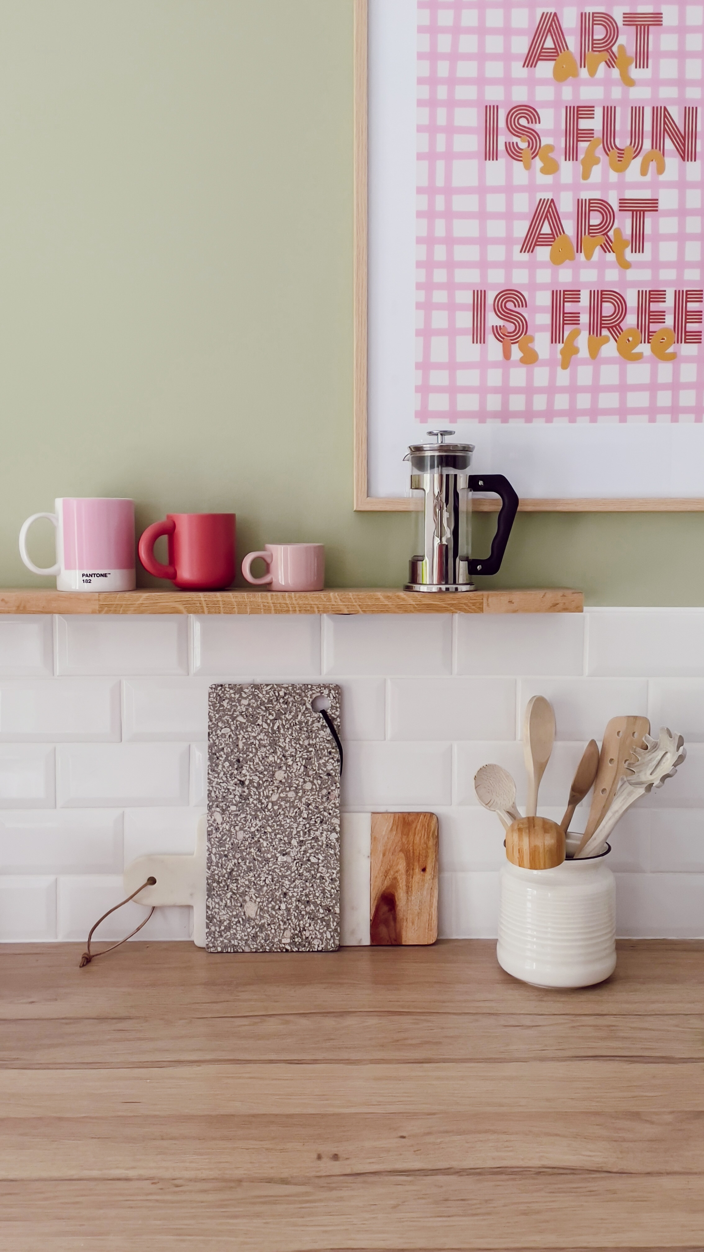 Déco cuisine, étagère fixation invisible, cuisine colorée, accessoires art de la table

#LTKfrance #LTKhome #LTKeurope