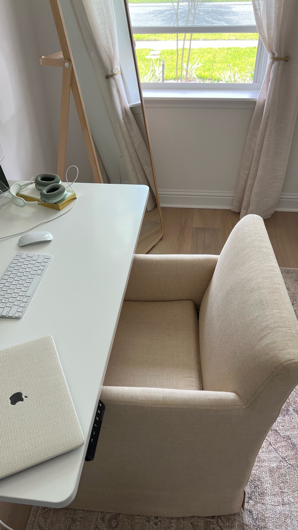 Office space 👩🏼‍💻

#neutralhome #officedecor #lightandbright #whitedesk #deskdecor #officespace #workfromhome

#LTKHome