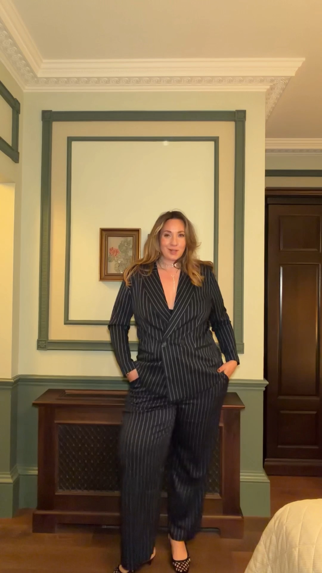 GRWM 💘 es geht jetzt zu unserem letzten Dinner hier in Edinburgh und dafür habe ich auch diesen tollen Hosenanzug mitgenommen. Ist der nicht toll? 😍 

#LTKplussize #LTKdatenight #LTKmidsize