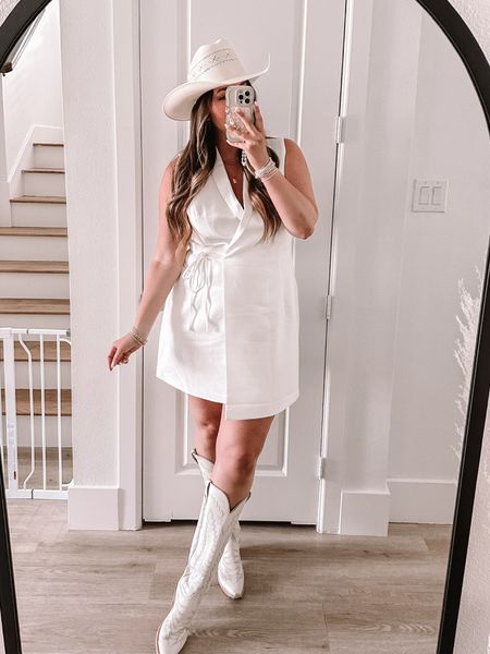 Abercrombie dress on sale! Love adding boots and a hat to style for a summer country concert outfit!



#LTKsalealert #LTKSeasonal #LTKstyletip