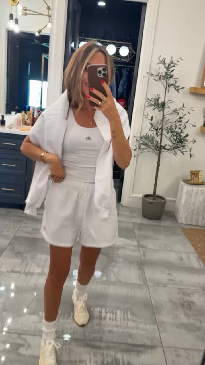 LOVE this all white look!! On sale now! @Alo Yoga