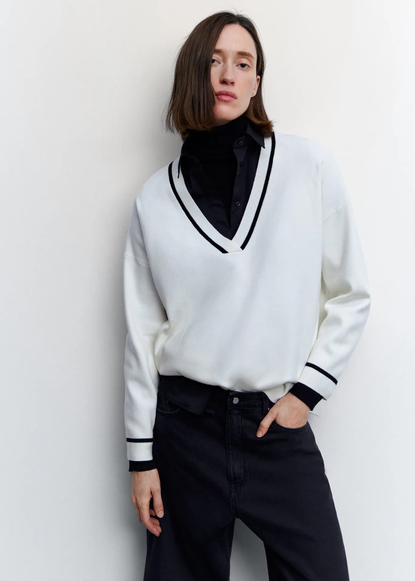 Contrasting V-neck sweater | MANGO (US)