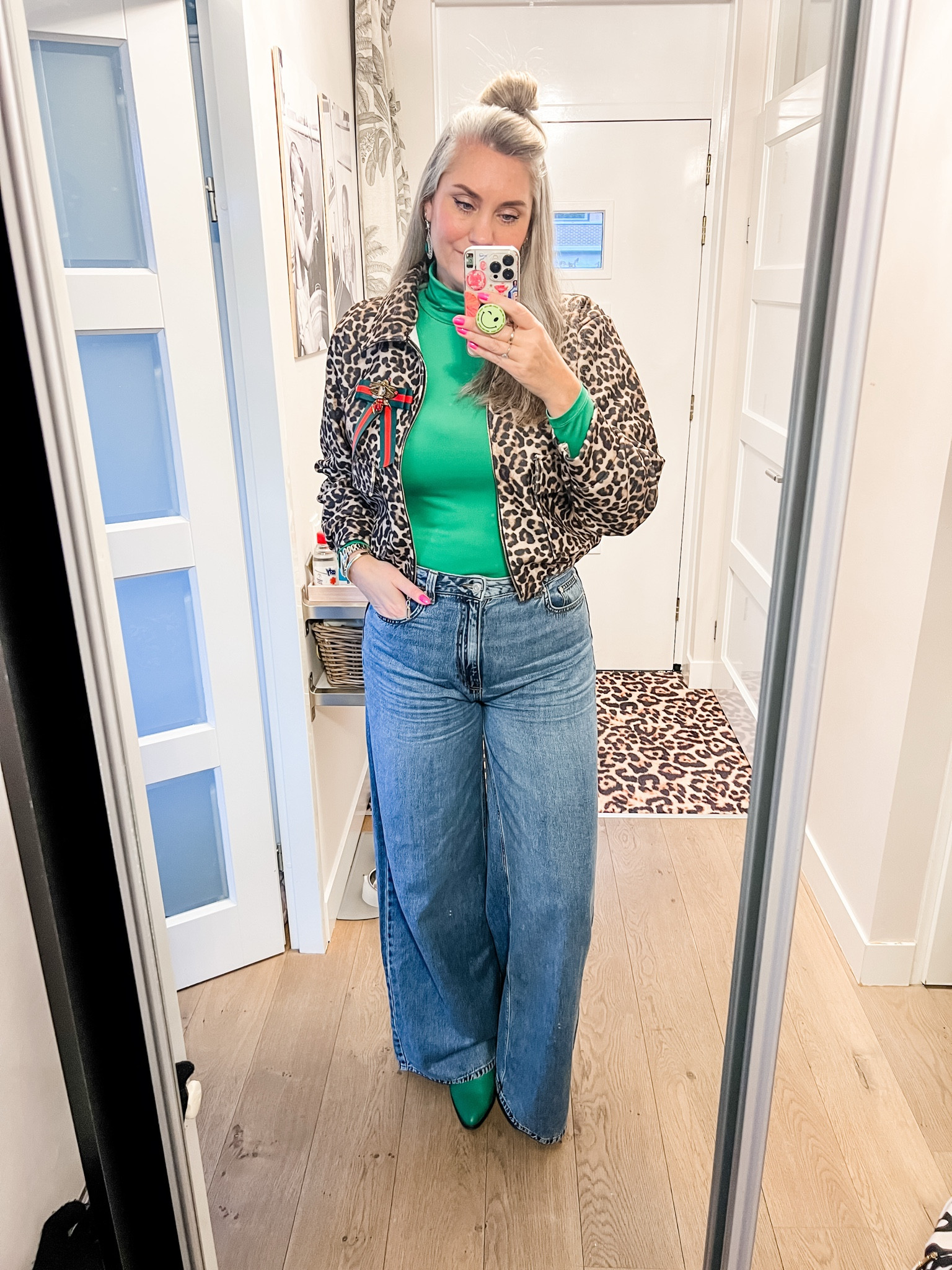 Ootd - Thursday. Super long super wide leg jeans, green cowboy boots, green turtleneck top (old), cropped leopard jacket (Terstal), bow brooch. 



#LTKeurope #LTKFashionMonth #LTKnederlands