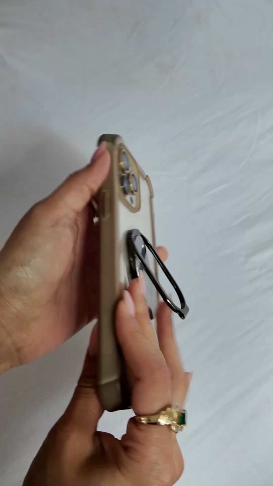 I know I’m getting older because I have no interest in upgrading my iPhone because there’s nothing wrong with the one I have. But at least I can have phone changing up my phone’s accessories after it gets too banged up. The best part is that not only are they nice to look at but are functional and protect my phone. What are some of your favorite phone accessories? 

#DomesticatedMe
—————————
Sé que estoy envejeciendo porque no me interesa cambiar mi iPhone ya que sigue trabajando bien. Pero al menos puedo cambiar los accesorios cuando se estropea demasiado. Lo mejor es que no solo son bonitos, sino que también son funcionales y protegen mi teléfono. ¿Cuáles son sus accesorios favoritos?
 
