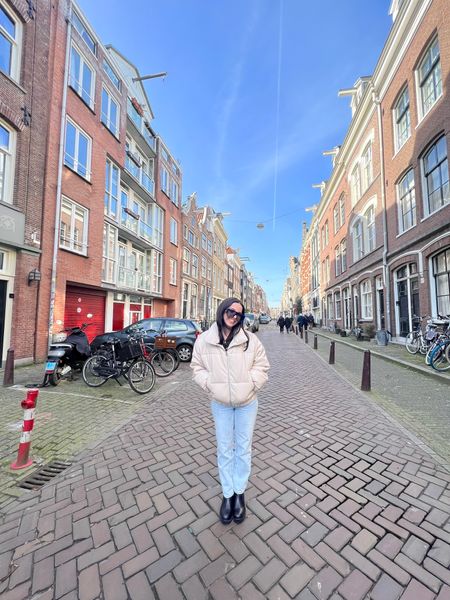 amsterdam day 1 ootd #abercrombiepuffer #europeoutfitinspo #blackboots 