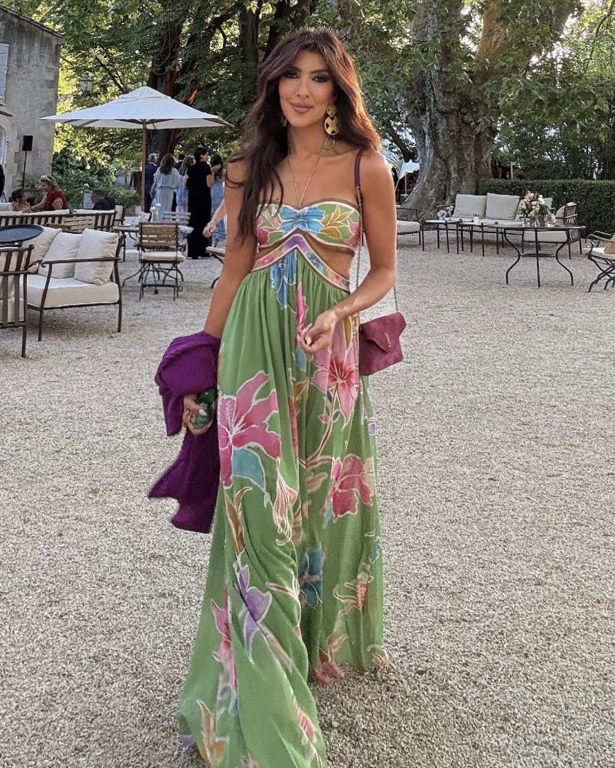 An unforgettable wedding in the South of France, where every detail spoke of heritage, taste, and timeless elegance. This retro floral gown and magenta bag felt perfectly at home in the château gardens, capturing all the romance and color of the evening. I’ve included the links to both the dress and the purse for you to explore