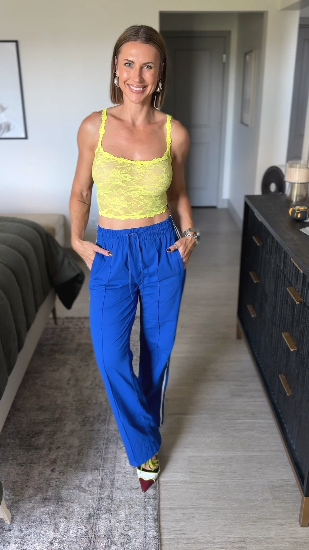 Comfy track pants that come in different lengths! For reference, I’m 5’8” wearing M/32”. 

Definitely wearing these on an upcoming trip. I got the BEIGE pair too, but BE WARNED… if you want a true beige, don’t get that option. It’s more of a pale yellow, which I still like and am keeping, but definitely not beige. 

#amazonfashionfinds #amazonfashion #affordablefashion #styleover40 #traveloutfit