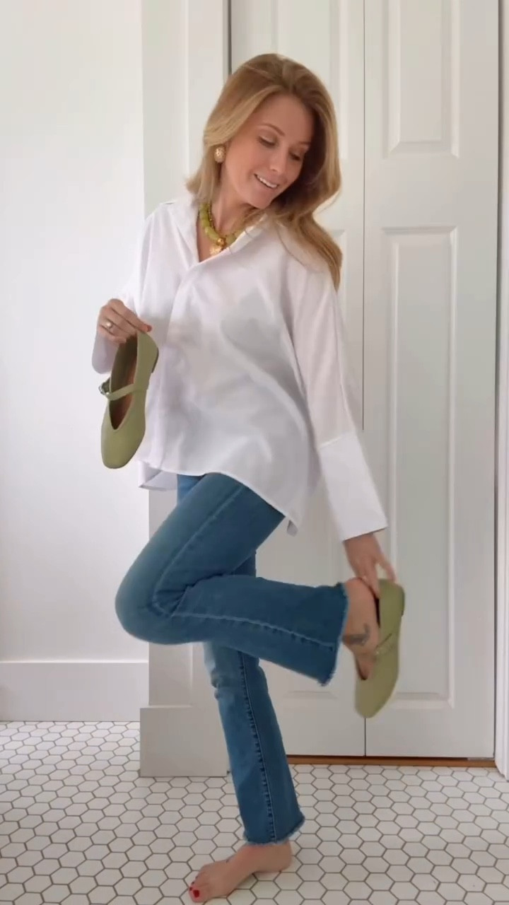 classic always wins. 👏🏼💫 and I know classic 😉 

idk how but this white bell sleeve button down is under $35. I know.. the math doesn’t math. but it’s true!!

comment SHOP and I’ll send over the details! 🤩

#rtrmuse #rtrpartner