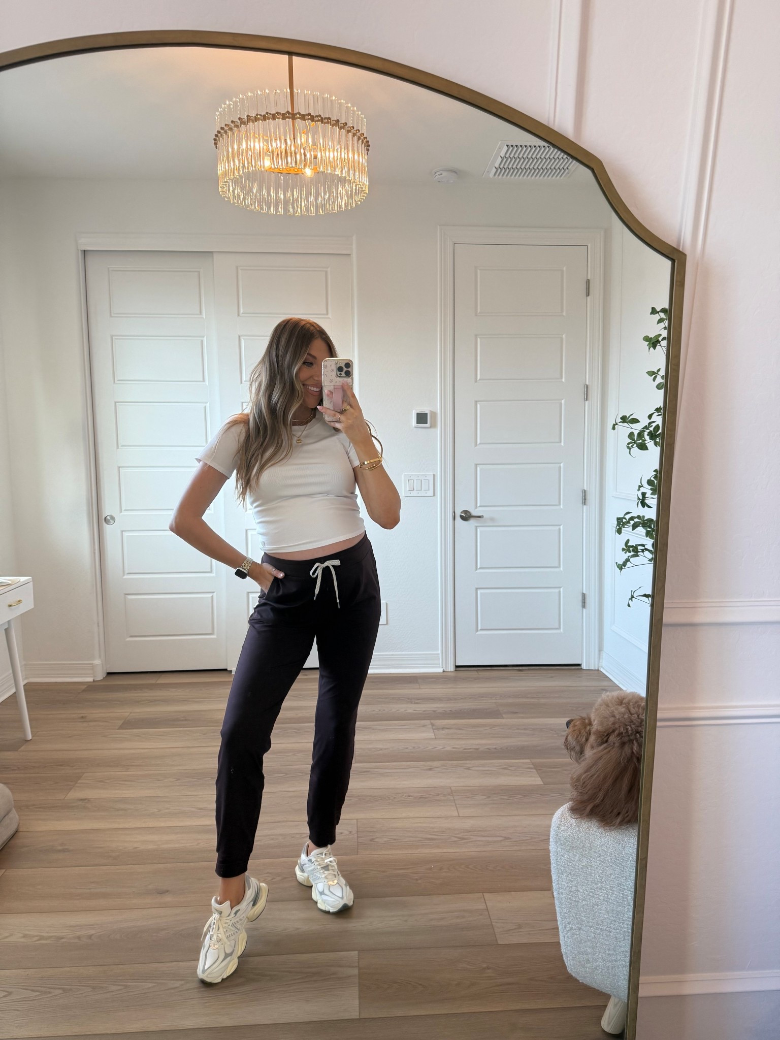 New comfies from @vuoriclothing 😍 if you haven’t tried their loungewear you have to! Omg the softest fabrics 🤌🏼 obsessed with the fit & color of these joggers & they come in different lengths 👏🏼 @vuoriclothing #vuoripartner 