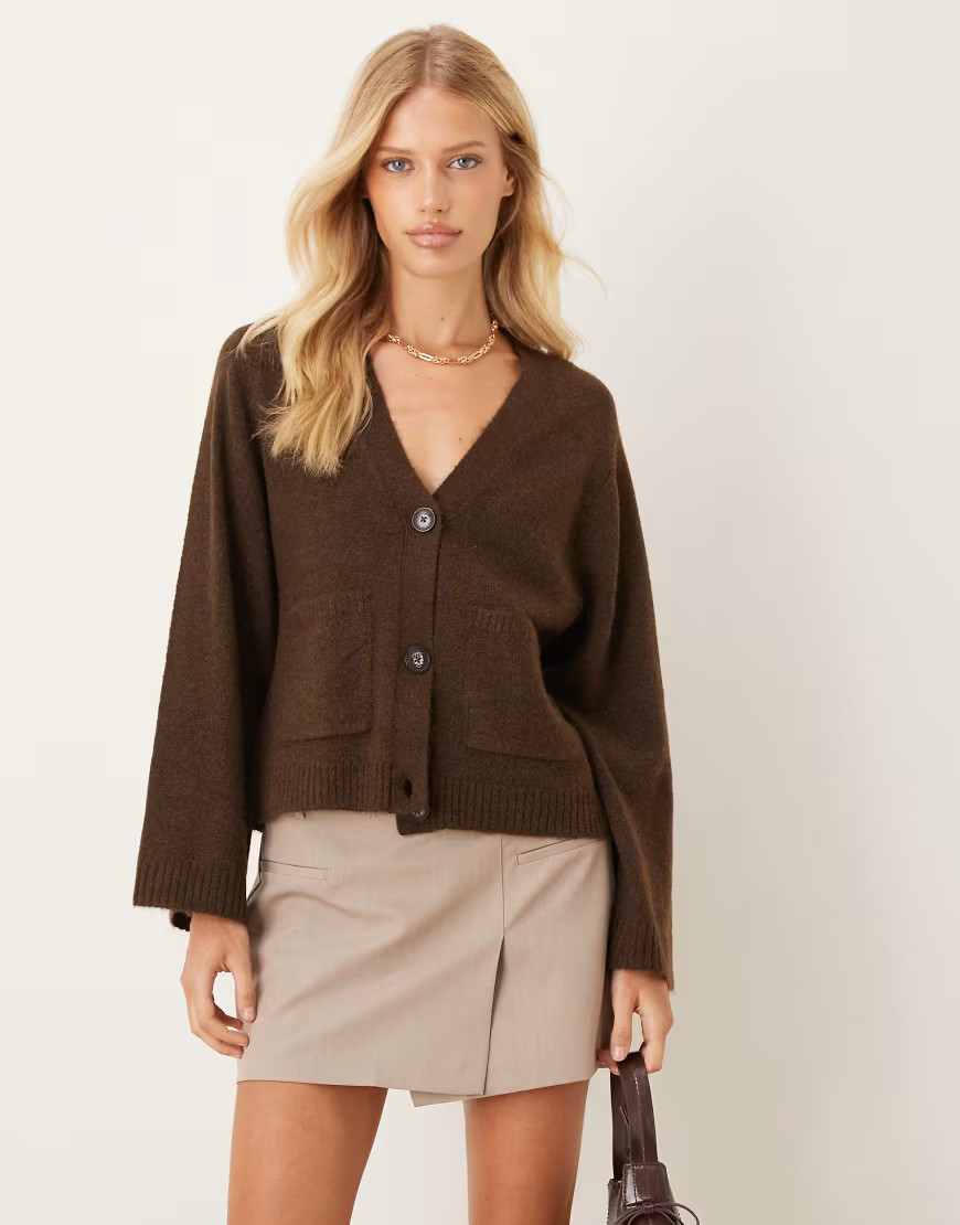 Gina Tricot – Relaxed Fit Strickjacke in Dunkelbraun mit Taschen-Brown | ASOS (Global)