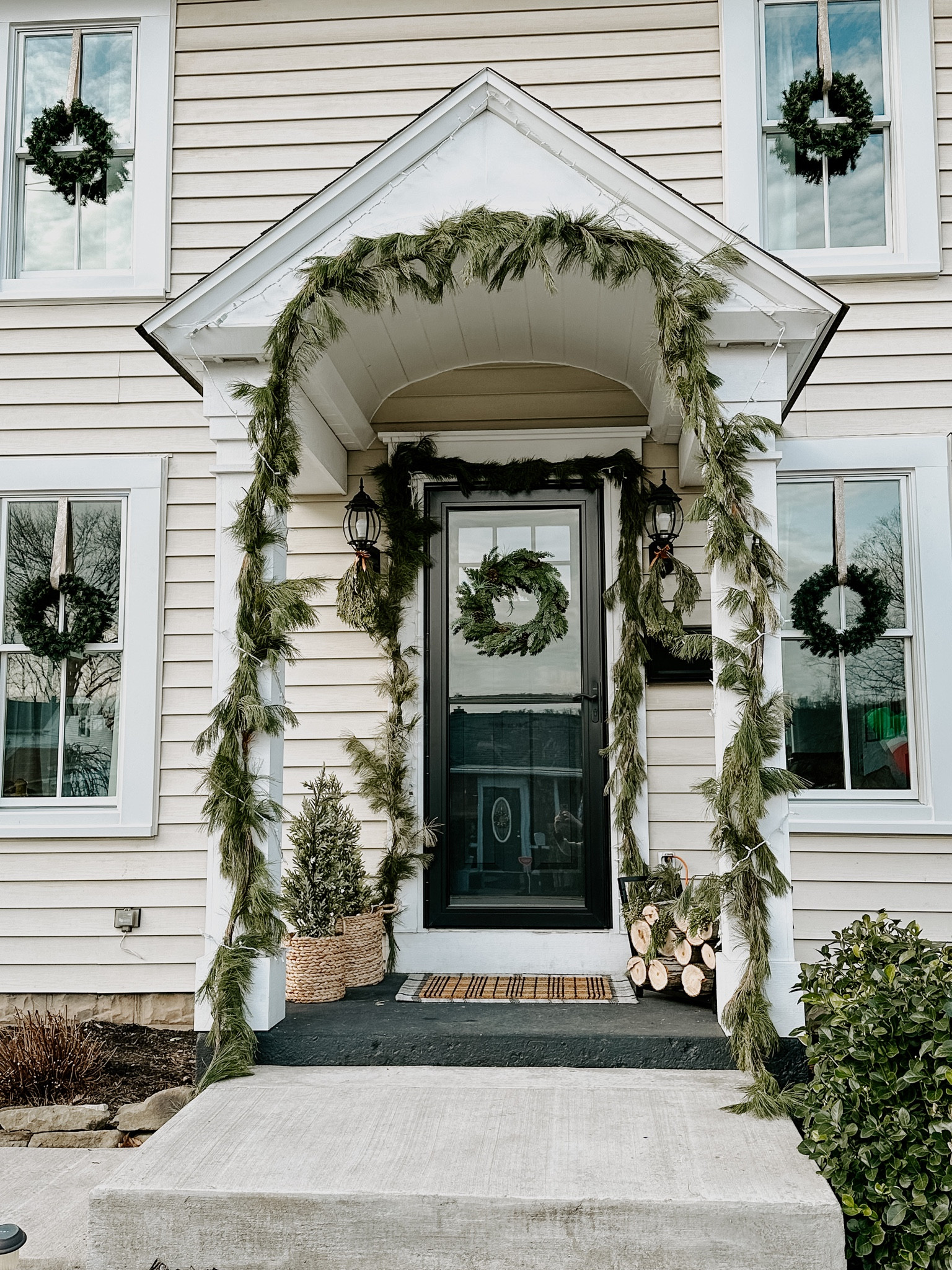 Holiday Entry Decor #frontporchdecor #entrydecor #outdoordecor 

#LTKhome #LTKSeasonal #LTKHoliday