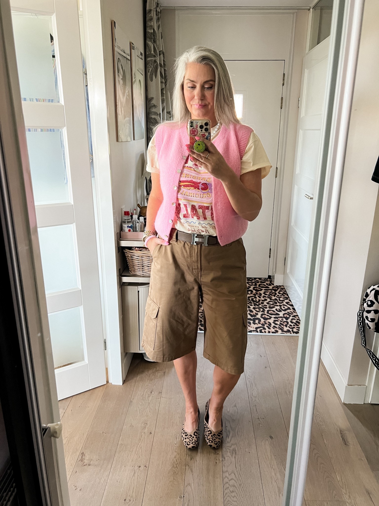 OOTD - Woensdag. Oversized baggy cargo shorts (oud, Bershka), butter yellow t-shirt met print (maat M, https://most-wanted-nl.mtpc.se/6103174) en een roze gebreid gilet (in Knokke gekocht). 



#LTKeurope #LTKspring #LTKnederlands