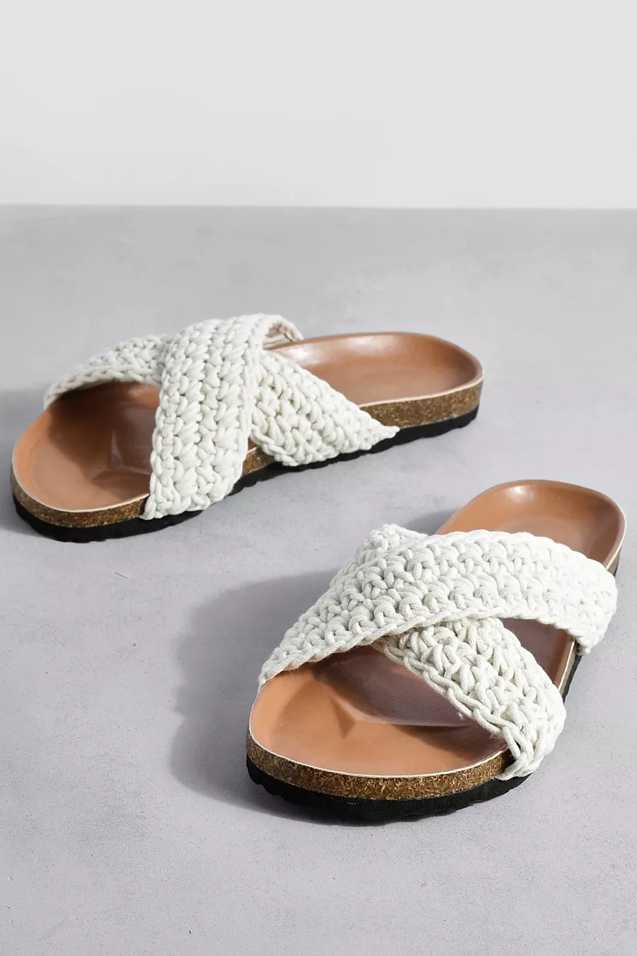 Claquettes à lanières croisées | Boohoo.com (FR)